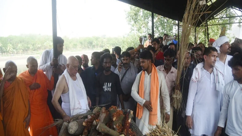 पंचतत्व में विलीन हुए प्रतीक यादव, ससुर ने दी मुखाग्नि