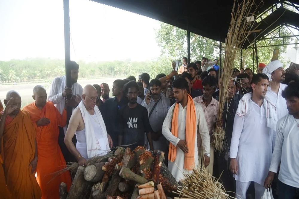 पंचतत्व में विलीन हुए प्रतीक यादव, ससुर ने दी मुखाग्नि