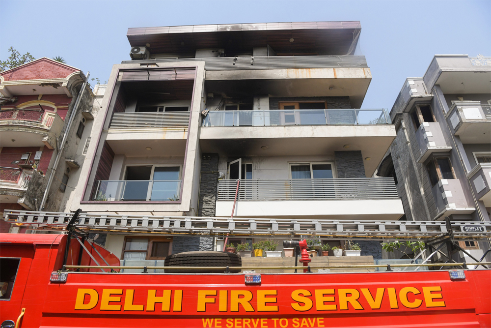 दिल्ली में भीषण आग, नौ लोगों की मौत