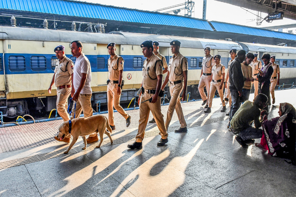 जनता की जान की क़ीमत पर वीआईपी सुरक्षा क्यों?