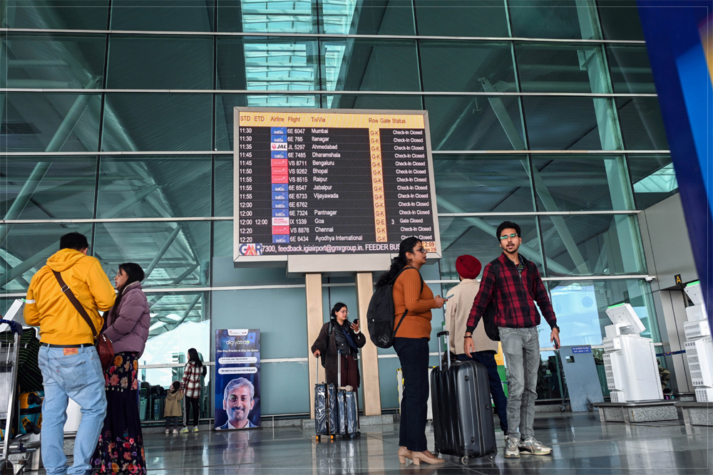 वीज़ा लाइन में हम और हमारे मैनर्स
