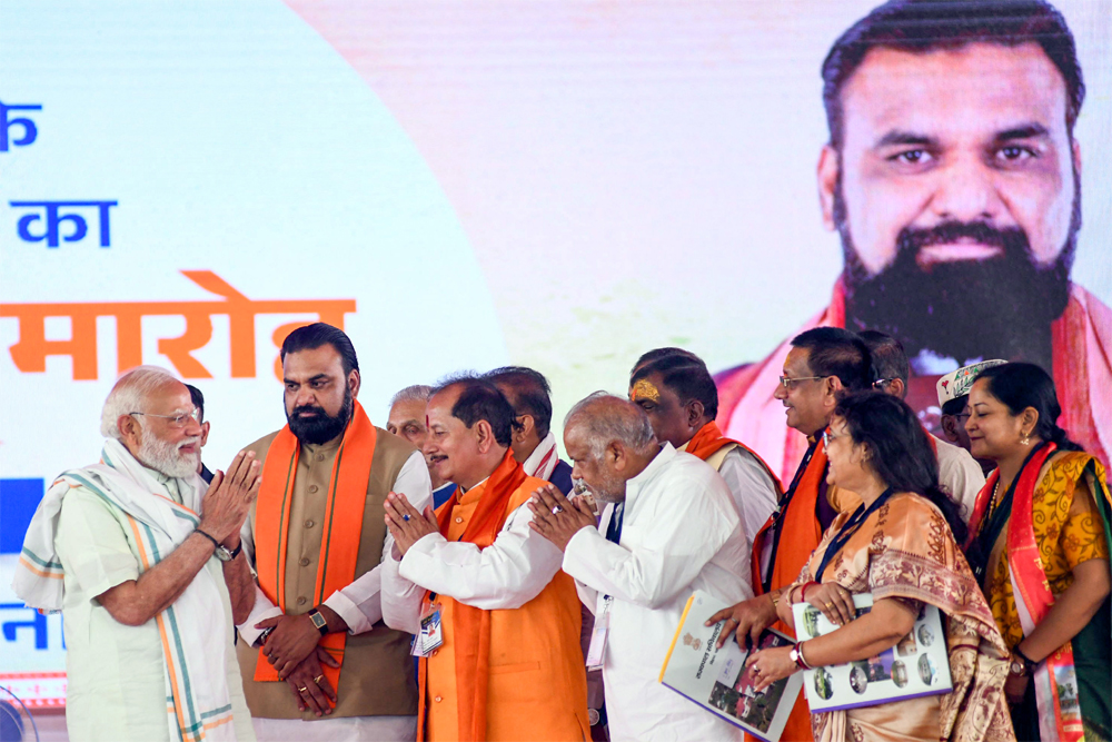 सम्राट मंत्रिमंडल में 32 नए मंत्री शामिल