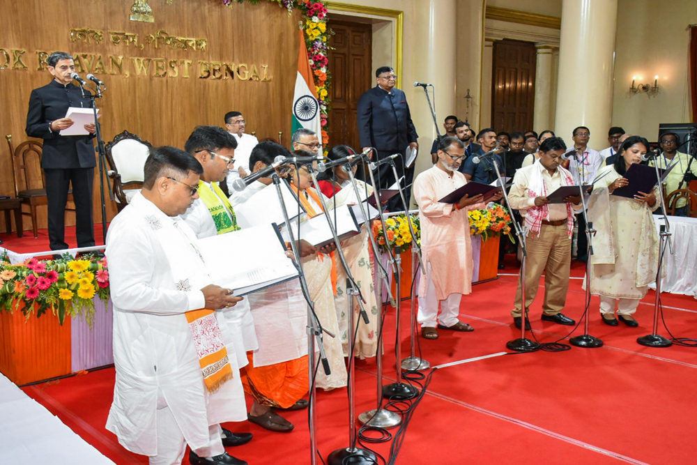 पश्चिम बंगाल में मंत्रिमंडल का विस्तार, राज्यपाल ने 35 नए मंत्रियों को दिलाई शपथ