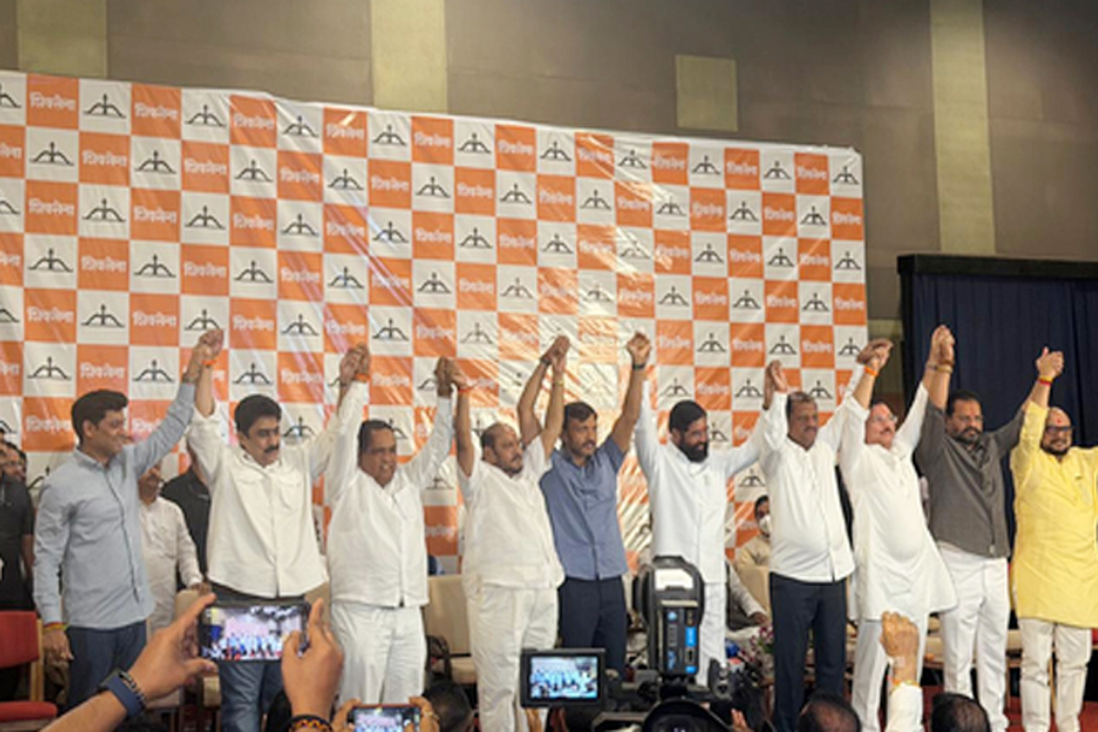 महाराष्ट्र: एकनाथ शिंदे ने ‘ऑपरेशन टाइगर’ को दिया अंजाम, शिवसेना में शामिल हुए यूबीटी के 6 बागी सांसद