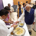 ‘ये वाला खिलाओ…’, बंगाल के सीएम सुवेंदु अधिकारी ने प्रधानमंत्री मोदी को खिलाई झालमुड़ी