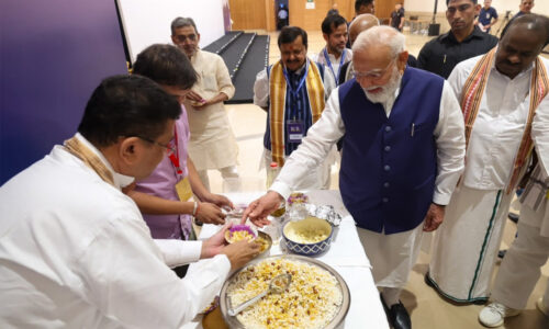 ‘ये वाला खिलाओ…’, बंगाल के सीएम सुवेंदु अधिकारी ने प्रधानमंत्री मोदी को खिलाई झालमुड़ी