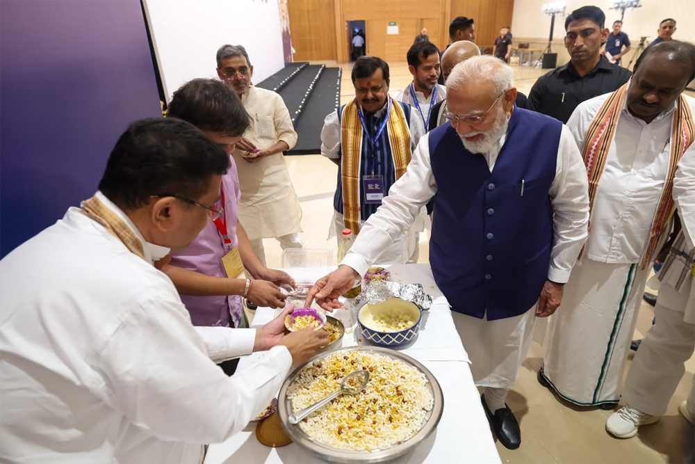 ‘ये वाला खिलाओ…’, बंगाल के सीएम सुवेंदु अधिकारी ने प्रधानमंत्री मोदी को खिलाई झालमुड़ी