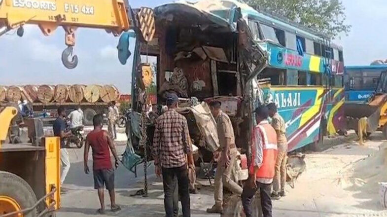 वडोदरा-हालोल हाईवे पर ट्रक से टकराई लग्जरी बस ; 6 लोगों की मौत, 26 घायल