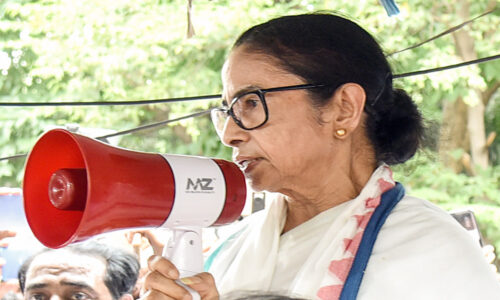 पश्चिम बंगाल: गृह मंत्रालय पर भड़काऊ टिप्पणी को लेकर ममता बनर्जी के खिलाफ एफआईआर दर्ज