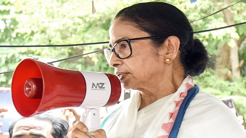 पश्चिम बंगाल: गृह मंत्रालय पर भड़काऊ टिप्पणी को लेकर ममता बनर्जी के खिलाफ एफआईआर दर्ज