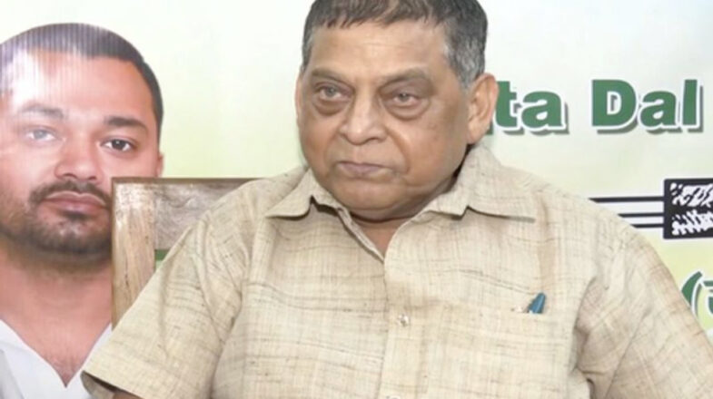 राबड़ी देवी ने गायक छोटू छलिया को दिया हीरे का कंगन