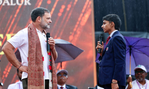 राहुल छात्र सम्मेलन कर रहे है