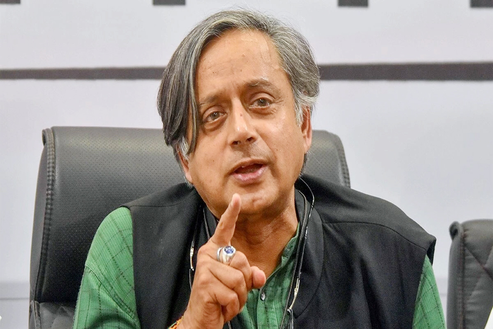 पासपोर्ट, आधार को नागरिकता का प्रमाण बनाने के लिए कानूनी ढांचे में संशोधन हो: थरूर