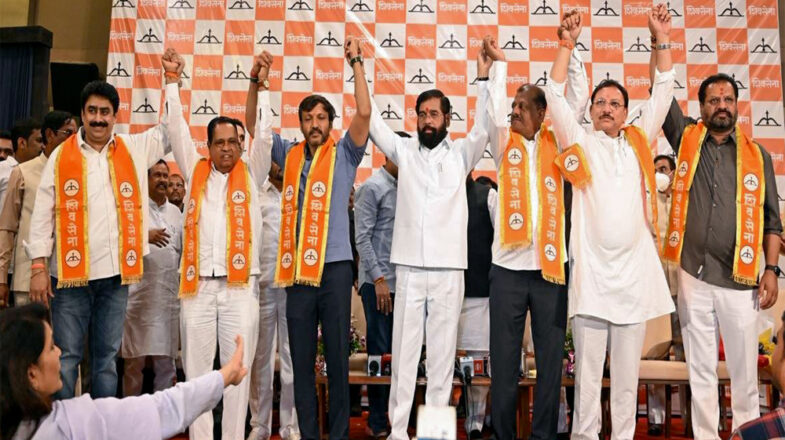 उद्धव के छह सांसद शिंदे की पार्टी में शामिल