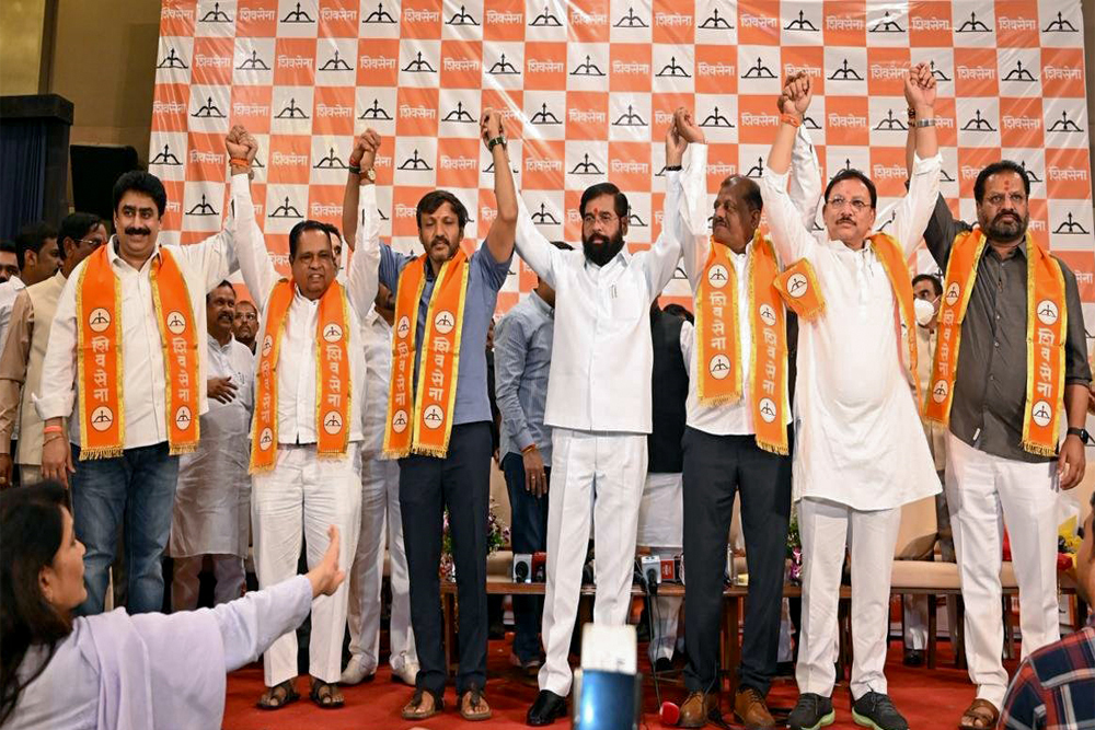 उद्धव के छह सांसद शिंदे की पार्टी में शामिल