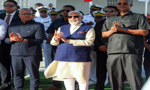 सेशेल्स में भारतीय मूल के लोगों से मिले मोदी