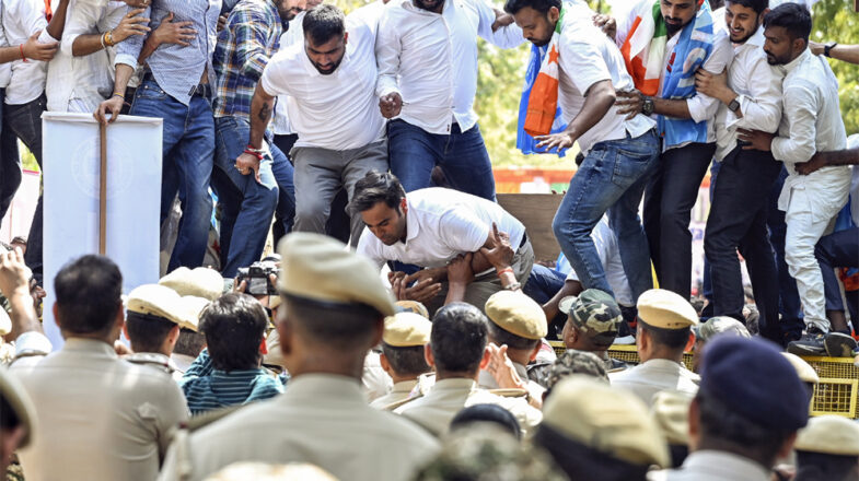 कॉकरोच बनते भारत के युवा