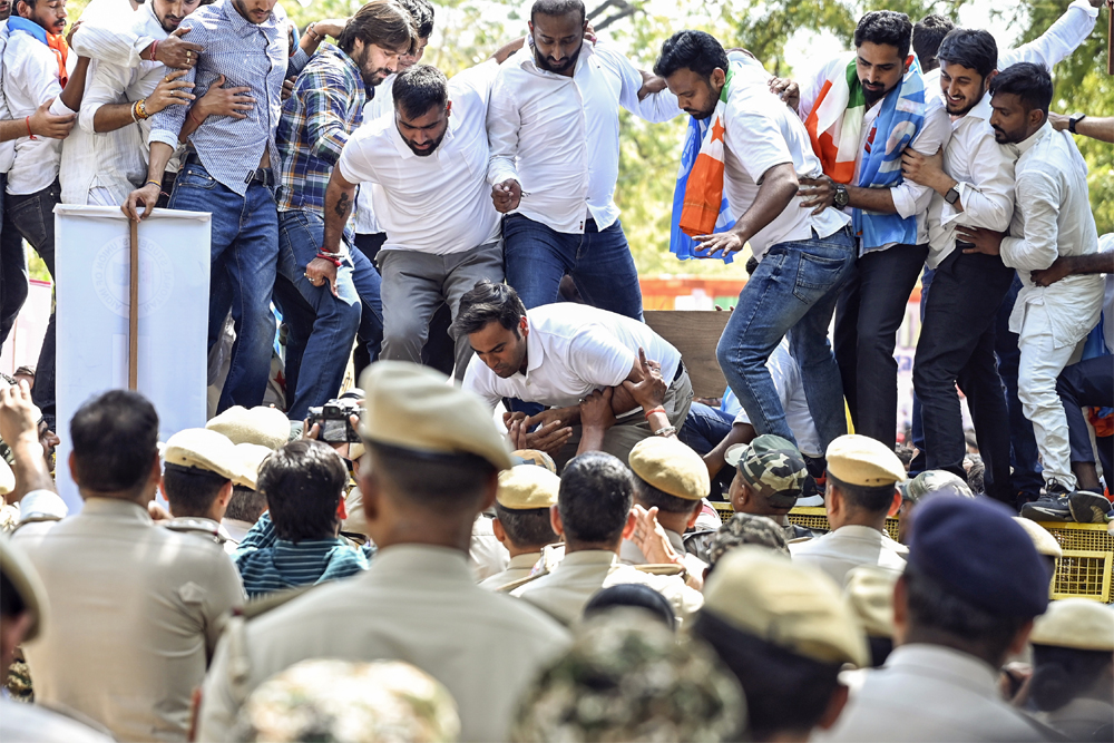 कॉकरोच बनते भारत के युवा