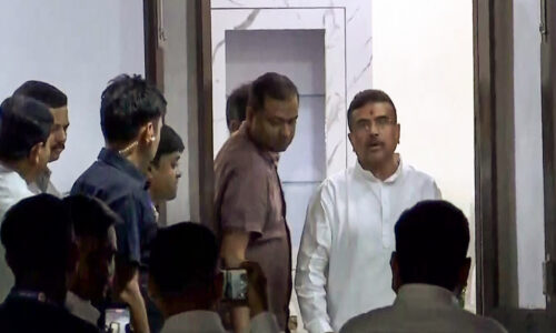 ममता बनर्जी के सांसद भी टूटे