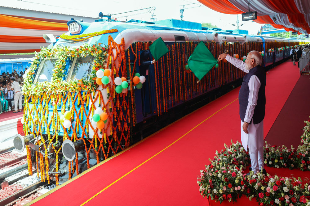 मोदी ने जींद में पहली हाइड्रोजन ट्रेन को दिखाई हरी झंडी