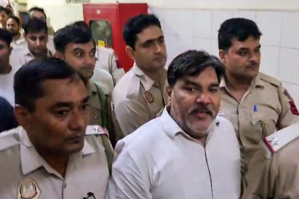 दिल्ली दंगों के दौरान आईबी अधिकारी की हत्या मामले में ताहिर हुसैन सहित पांच को उम्र कैद