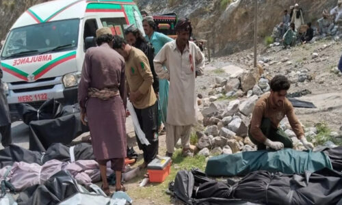 पाकिस्तान के खैबर पख्तूनख्वा में बस के खाई में गिरने से 40 लोगों की मौत