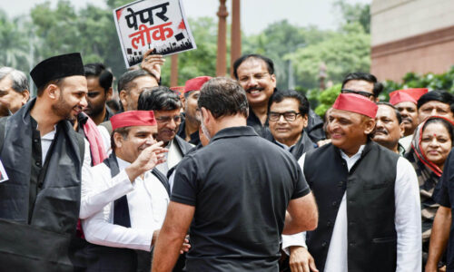 अखिलेश यादव की गिरफ्तारी के विरोध में प्रयागराज में सपा का प्रदर्शन
