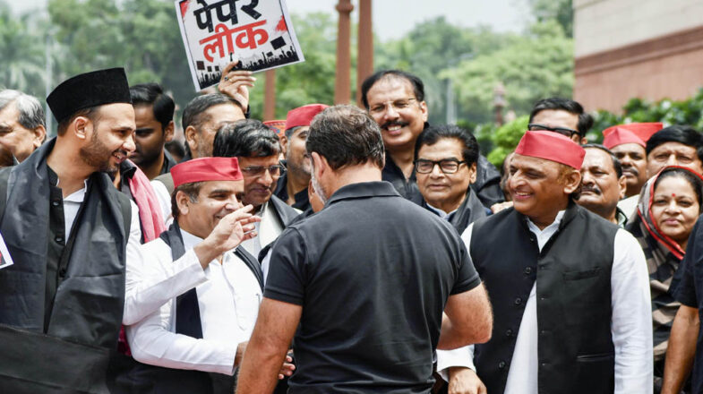 अखिलेश यादव की गिरफ्तारी के विरोध में प्रयागराज में सपा का प्रदर्शन