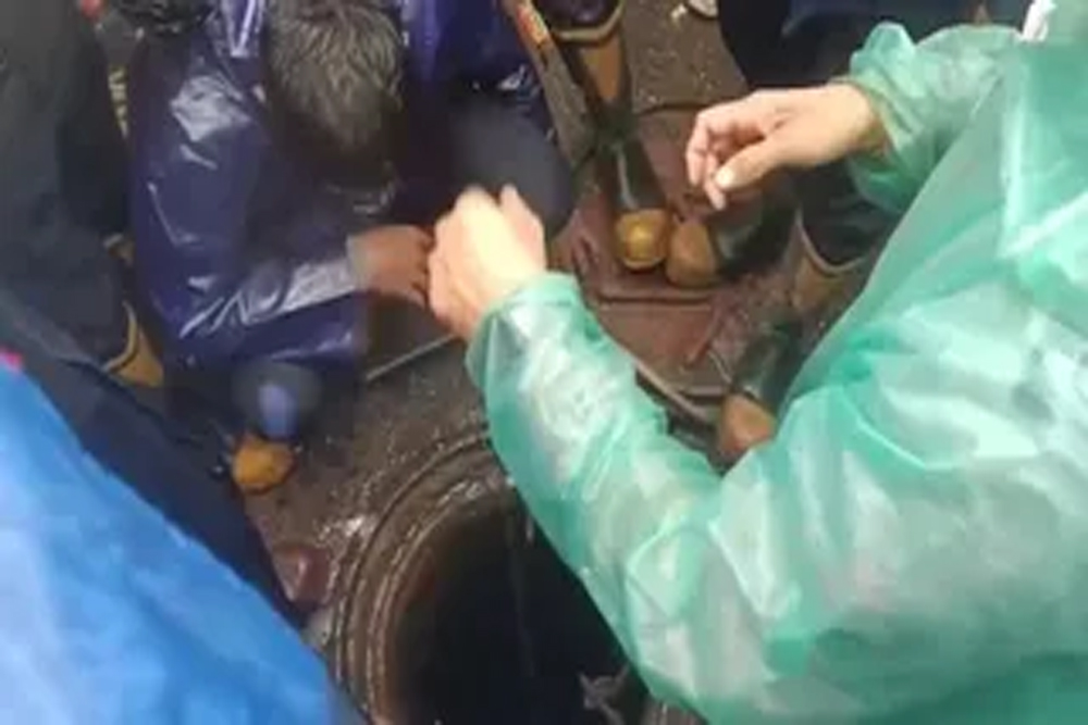 बीएमसी की बड़ी लापरवाही, साकीनाका में खुले मैनहोल में गिरने से बुजुर्ग की मौत