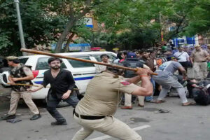 पुलिस और प्रदर्शनकारियों की शिकायत