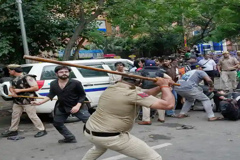 दिल्ली पुलिस की कार्रवाई पर भड़की कांग्रेस, लोकतंत्र पर हमले का लगाया आरोप