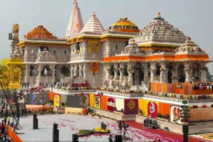 मंदिर में सब एक दूसरे को बचा रहे हैं