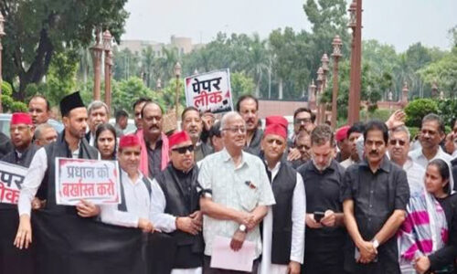 धर्मेंद्र प्रधान की बर्खास्तगी की मांग को लेकर विपक्ष का संसद परिसर में प्रदर्शन