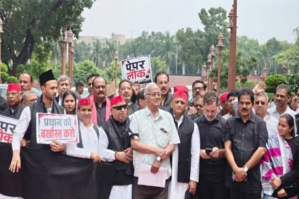 धर्मेंद्र प्रधान की बर्खास्तगी की मांग को लेकर विपक्ष का संसद परिसर में प्रदर्शन