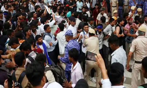 शिक्षा मंत्री के इस्तीफे की मांग को लेकर ‘संसद चलो’ मार्च में हजारों प्रदर्शनकारी हुए शामिल