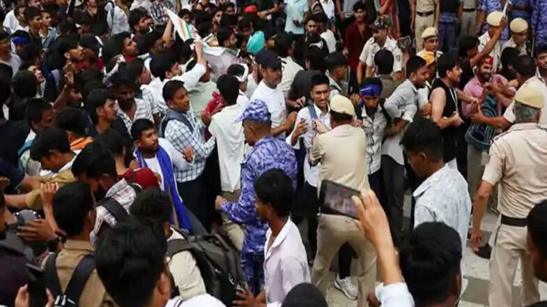 शिक्षा मंत्री के इस्तीफे की मांग को लेकर ‘संसद चलो’ मार्च में हजारों प्रदर्शनकारी हुए शामिल