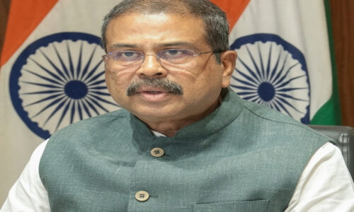 धर्मेंद्र प्रधान ने मोदी को इस्तीफा सौंपा