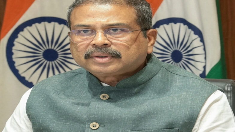 धर्मेंद्र प्रधान ने मोदी को इस्तीफा सौंपा