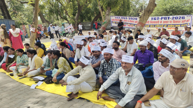 टीजीटी-पीजीटी भर्ती नियमों में बदलाव के विरोध में अभ्यर्थियों का अनिश्चितकालीन धरना शुरू