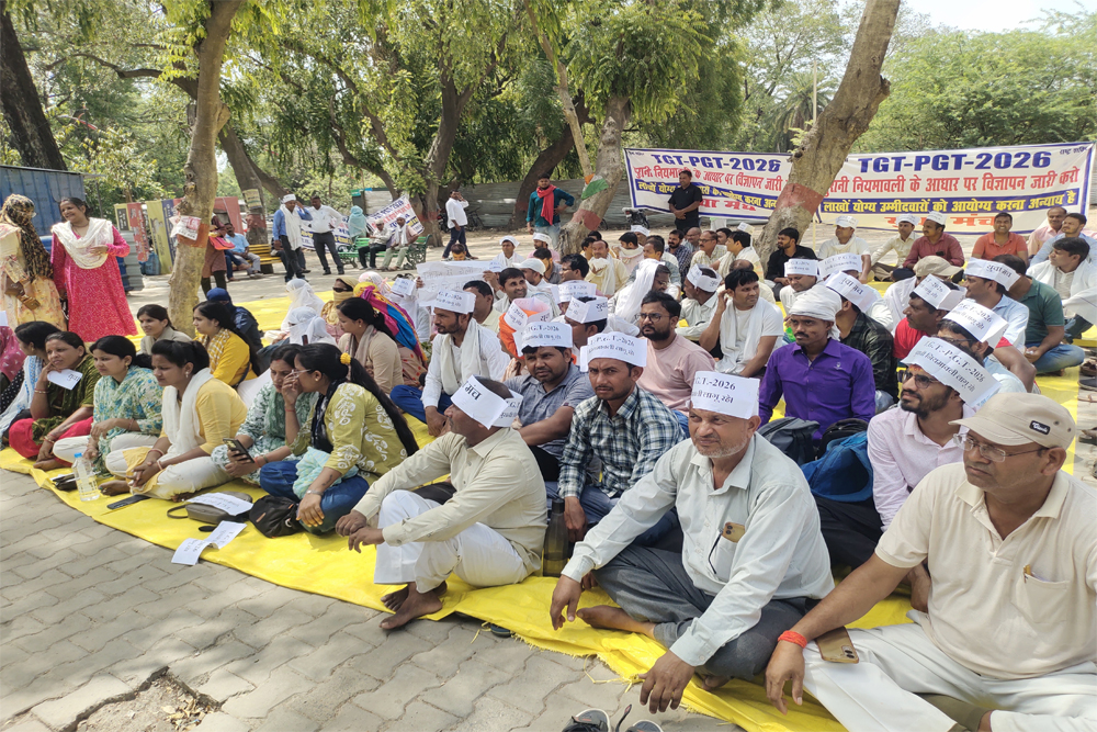 टीजीटी-पीजीटी भर्ती नियमों में बदलाव के विरोध में अभ्यर्थियों का अनिश्चितकालीन धरना शुरू