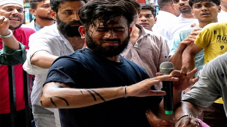 अभिजीत दीपके पर फेंकी गयी स्याही