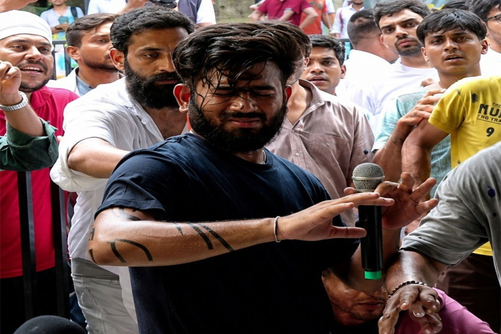 अभिजीत दीपके पर फेंकी गयी स्याही