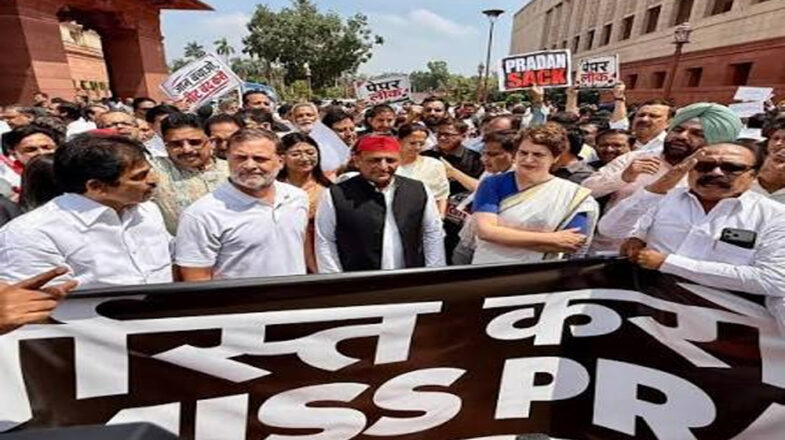 प्रधान के इस्तीफे पर अड़ा विपक्ष