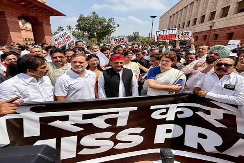प्रधान के इस्तीफे पर अड़ा विपक्ष