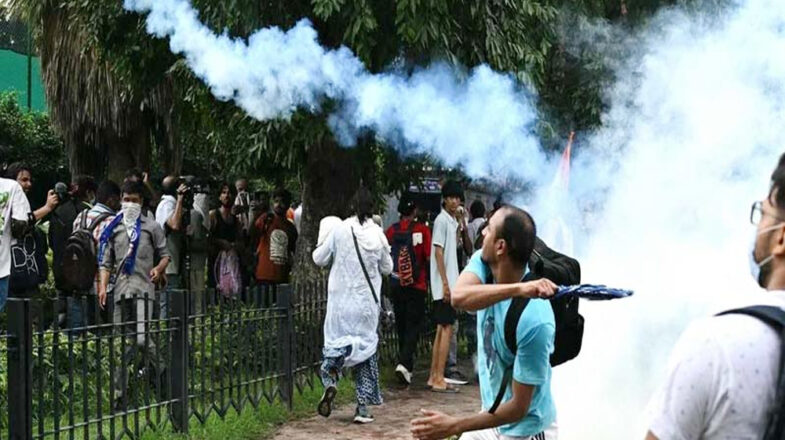 पुलिस ने संसद के पास पहुंचे प्रदर्शनकारियों पर छोड़े आंसू गैस के गोले