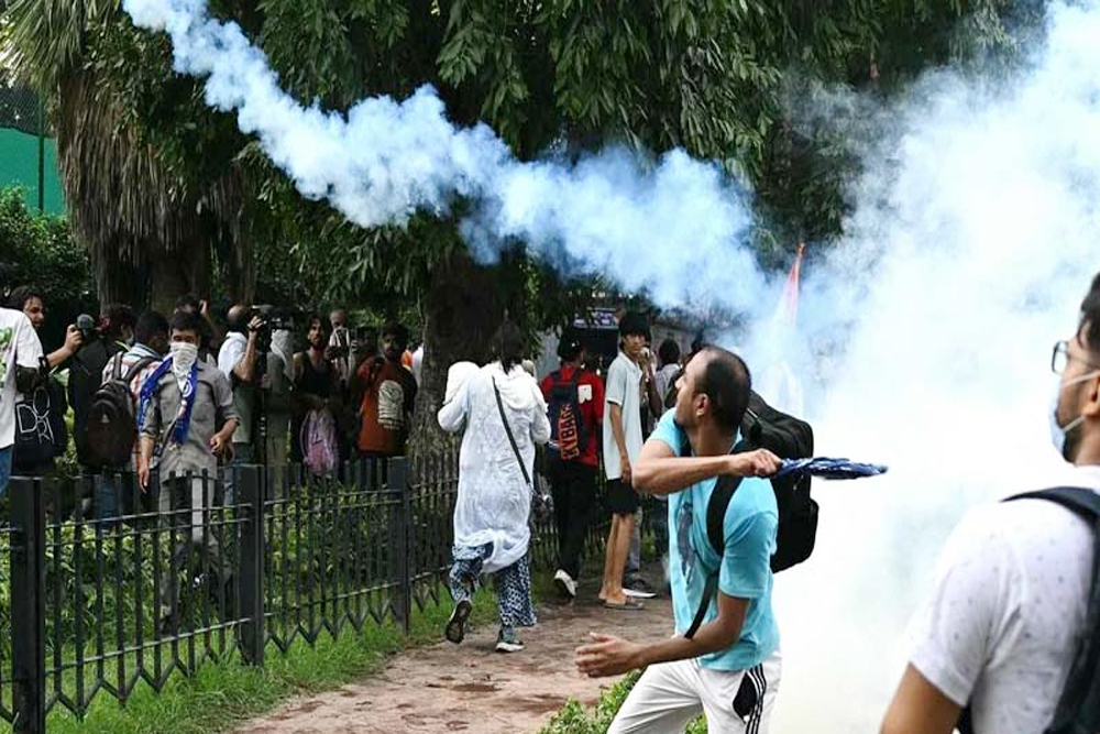 पुलिस ने संसद के पास पहुंचे प्रदर्शनकारियों पर छोड़े आंसू गैस के गोले