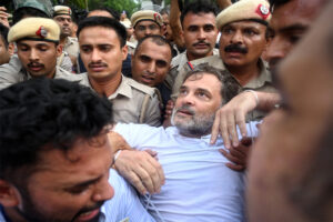 पीएम आवास पर धरने का इतना हल्ला क्यों?
