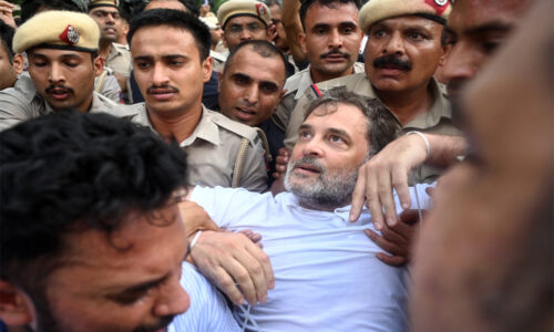 पीएम आवास पर धरने का इतना हल्ला क्यों?