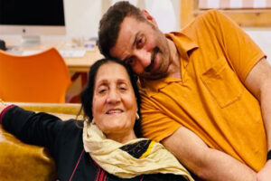 मां के साथ तस्वीर शेयर कर भावुक हुए सनी देओल