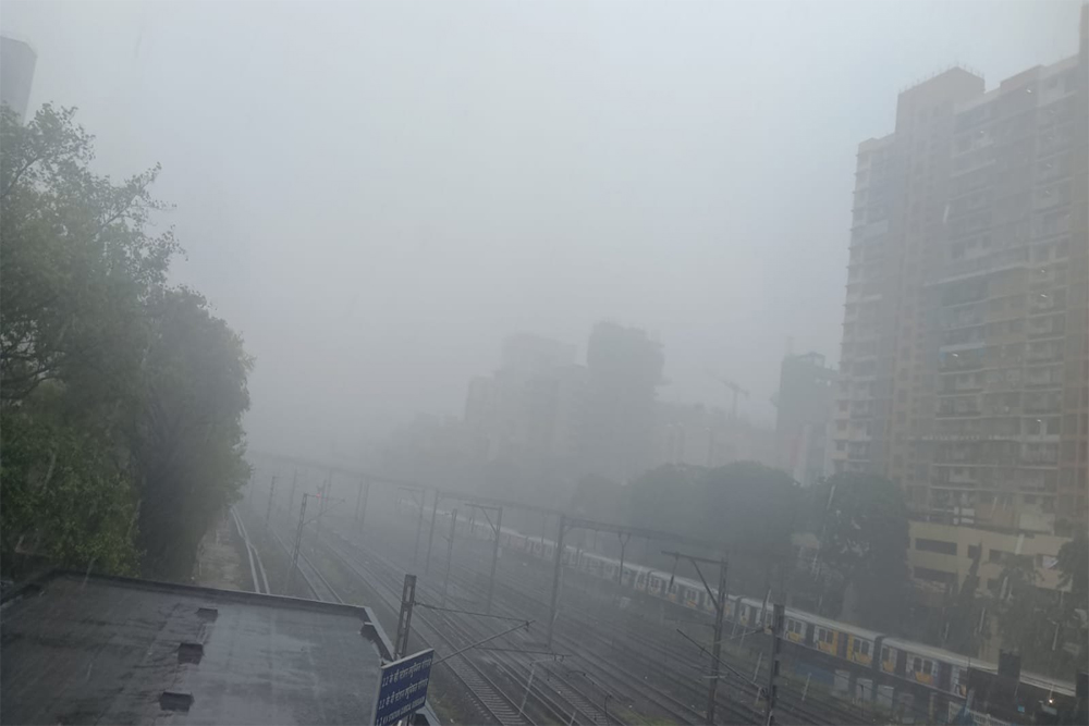 भारी बारिश से पश्चिम रेलवे का परिचालन ठप